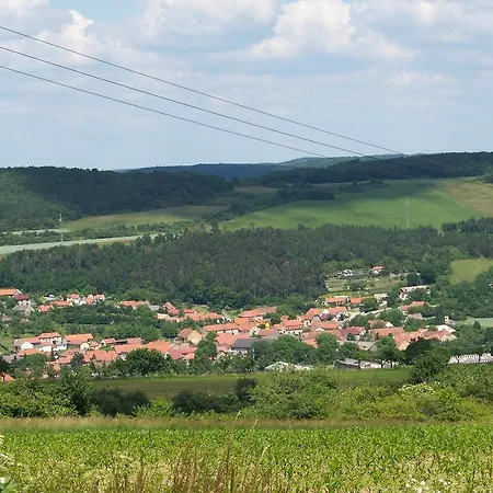 Chalupa Menany - Karlstejn *